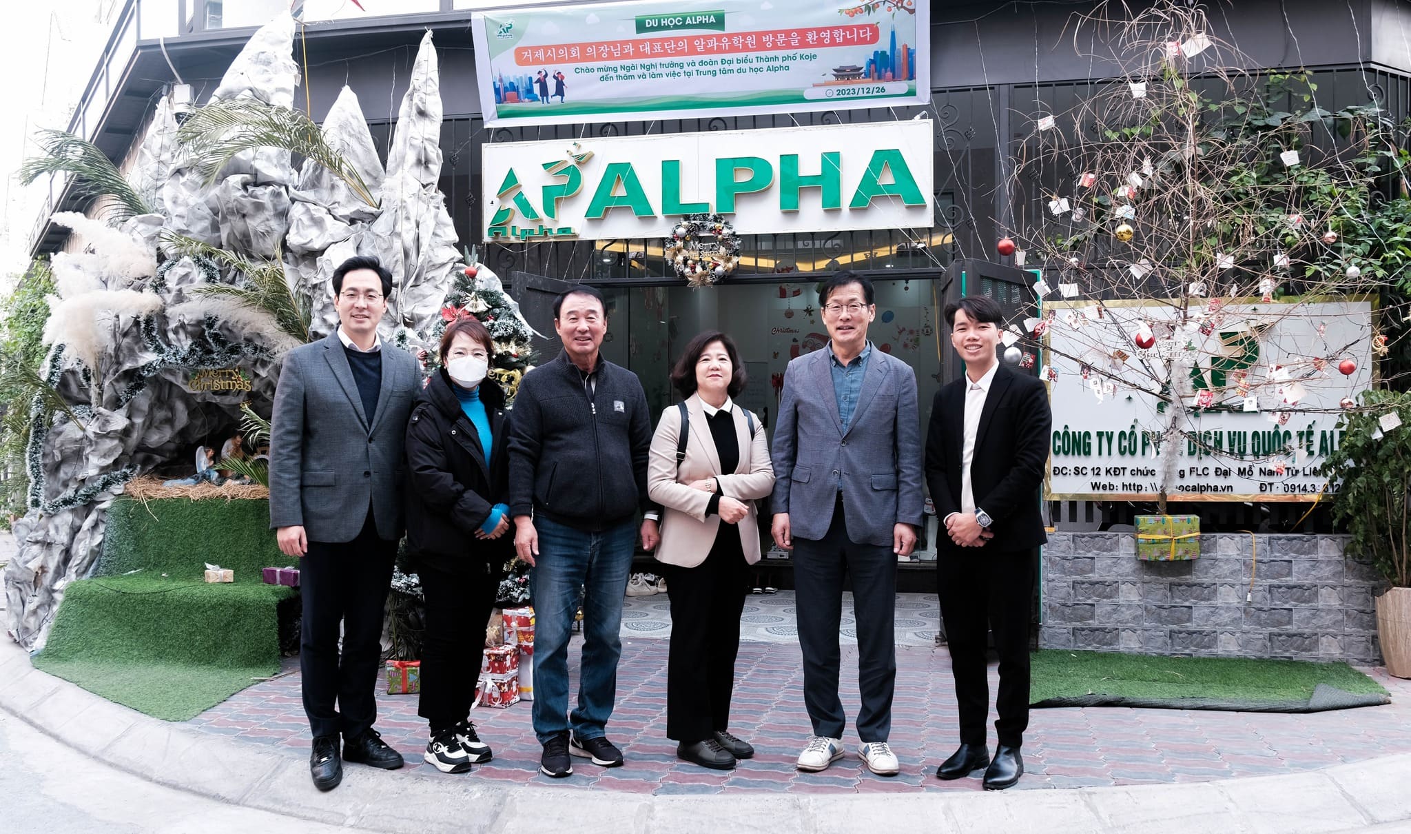 Ngài Nghị trưởng và đoàn đại biểu thành phố Koje chụp ảnh kỷ niệm cùng Giám đốc Alpha Mr.Nguyễn Đức Thành