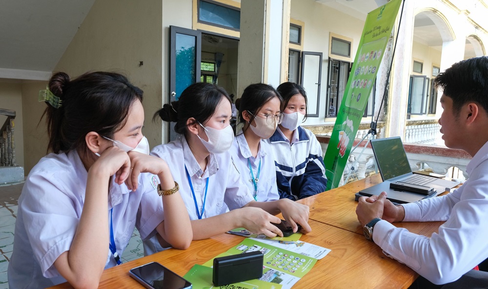 Giám đốc Alpha tư vấn cho các bạn THPT về chương trình du học Hàn Quốc