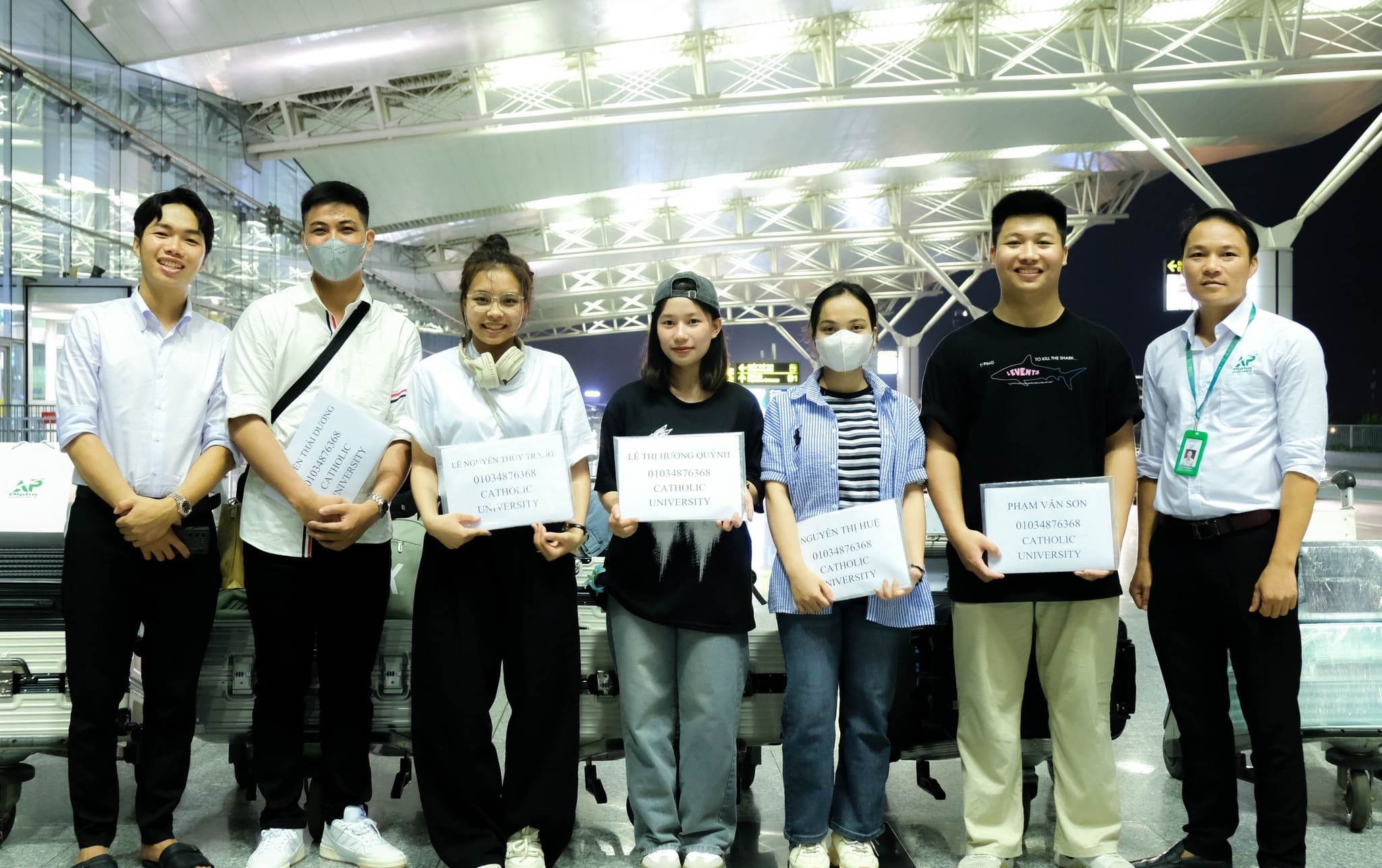 Học viên Alpha checkin tại sân bay trước khi sang Hàn Quốc học tập