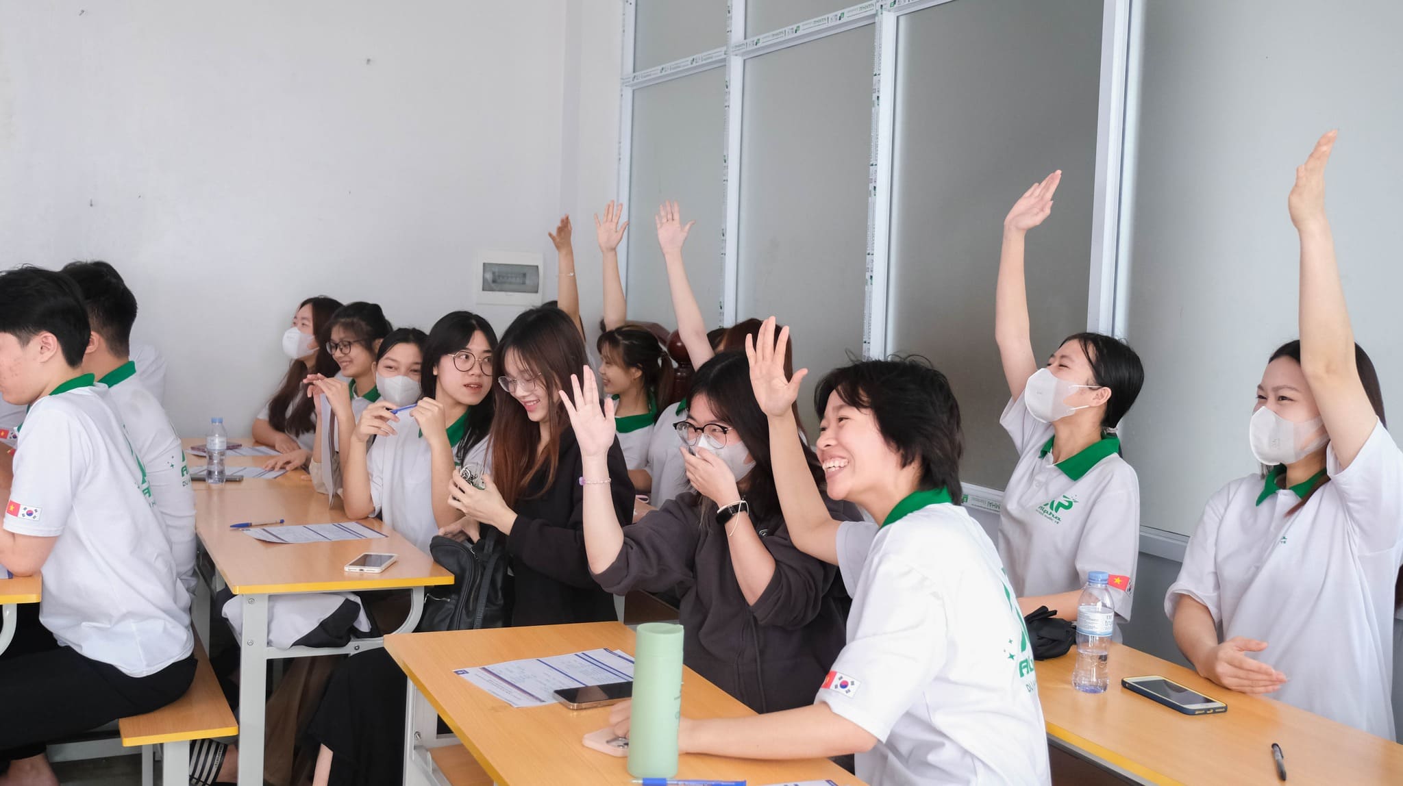 Học viên Alpha hăng hái phát biểu xây dựng bài trong giờ học tiếng Hàn