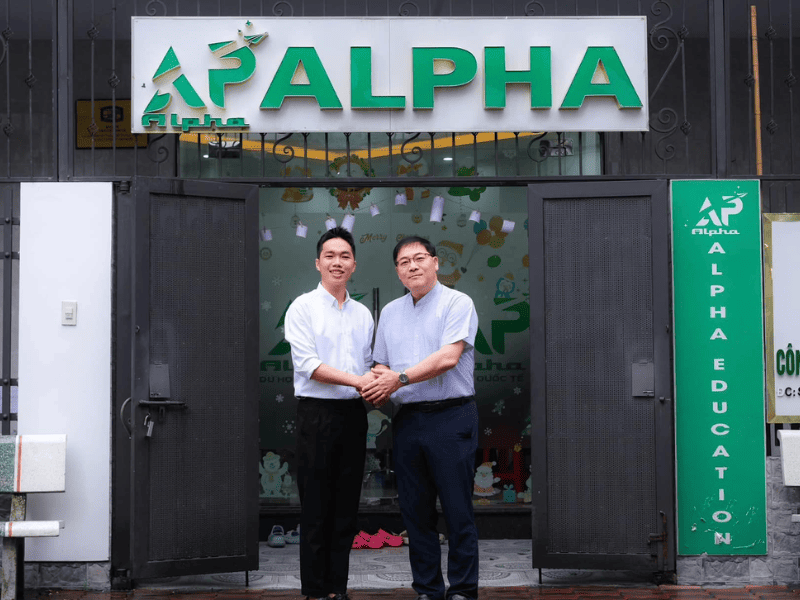 TGĐ Trung Tâm Alpha chụp ảnh cùng Đại diện Đại Học Khoa Học và Công Nghệ Hàn Quốc 