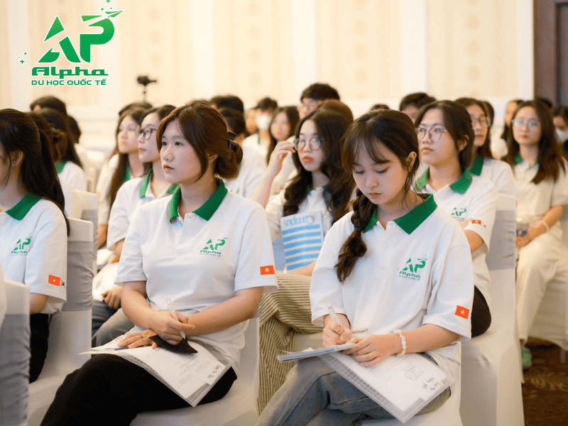 Xu hướng chọn ngành khi đi du học Hàn Quốc Học viên Alpha tập trung lắng nghe tư vấn về các ngành nghề