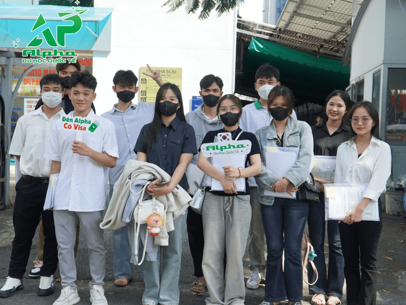Học sinh Alpha đi xin visa tại KVAC