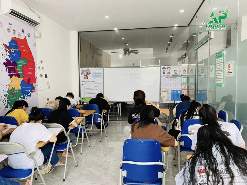 Học viên Alpha học tiếng Hàn hăng say và ôn luyện phỏng vấn trường chỉn chu