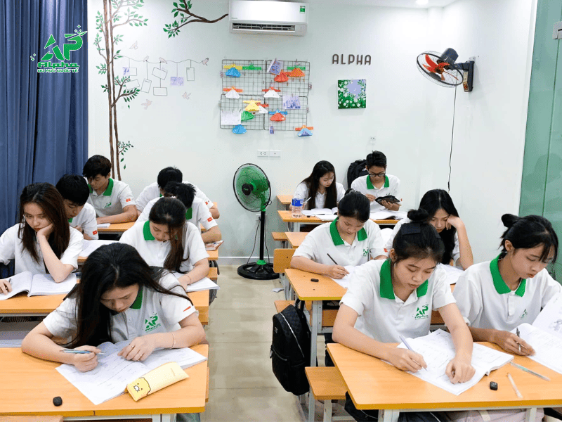 Trung tâm du học Hàn Quốc Alpha ôn luyện tiếng Hàn cho học viên