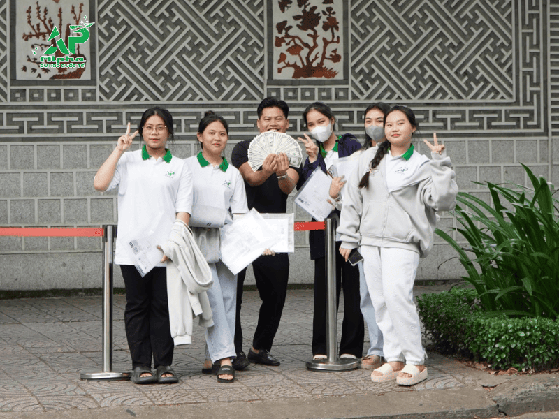 Học viên trung tâm Alpha tại Sài Gòn đi xin dấu tím tại bộ tư pháp
