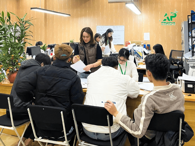 Không khí làm hồ sơ xin visa Du Học Hàn Quốc tại Alpha