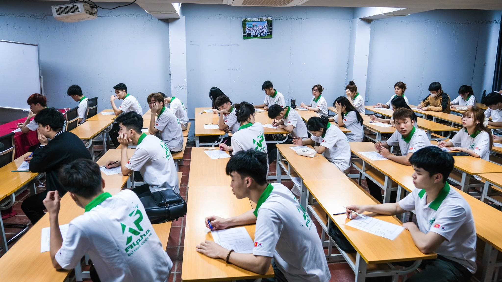 Học TOPIK 3 mất bao nhiêu tiền? Ở đâu đào tạo Topik 3 uy tín? Học viên Alpha đang làm bài thi Topik II