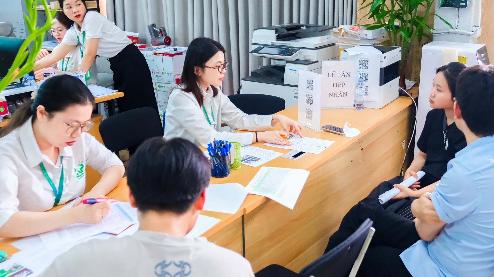 Đội ngũ hồ sơ Alpha đang hỗ trợ học viên về thủ tục