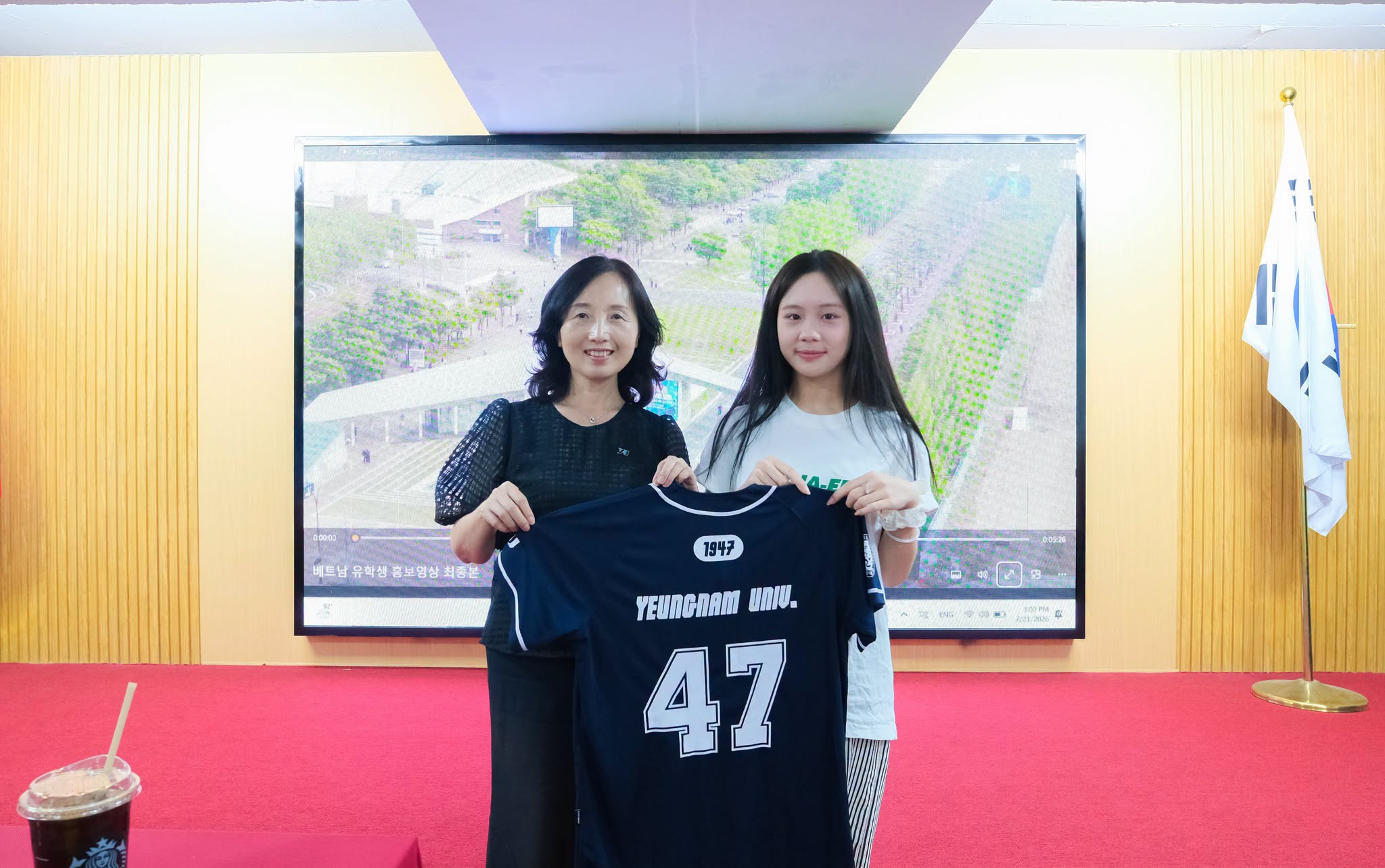 Đại diện Đại học Yeungnam tặng quà cho học viên Alpha trong buổi chia sẻ