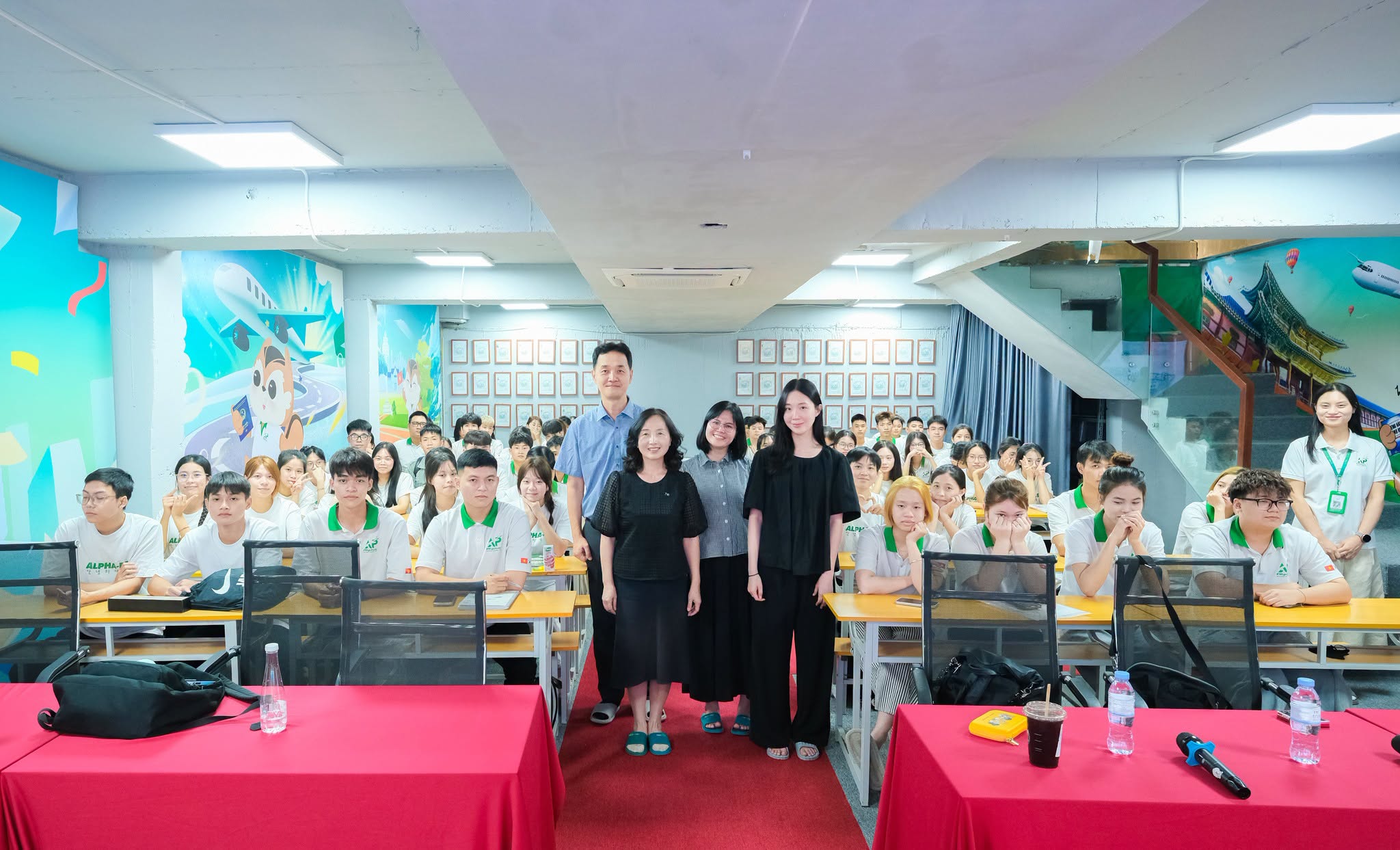 Đại diện Đại học Yeungnam và đội ngũ giáo viên cùng các học viên Alpha